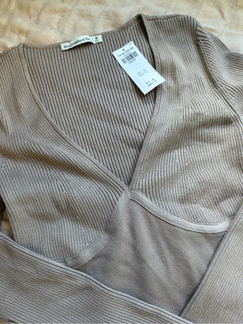 Abercrombie & Fitch Ribbed V-Neck Long Sleeve Top in Taupe - Picture 4 of 6